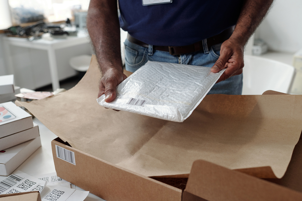 Packing station with scales and printers in a private bay